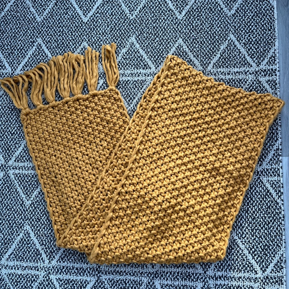 SOFT KNITTED SCARF